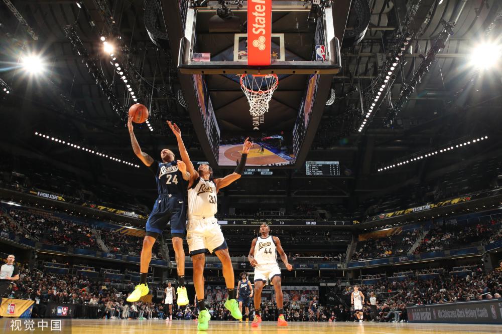 打开心了！东契奇得分助攻湖人领先到15分 金鸡独立传球解说都笑了.